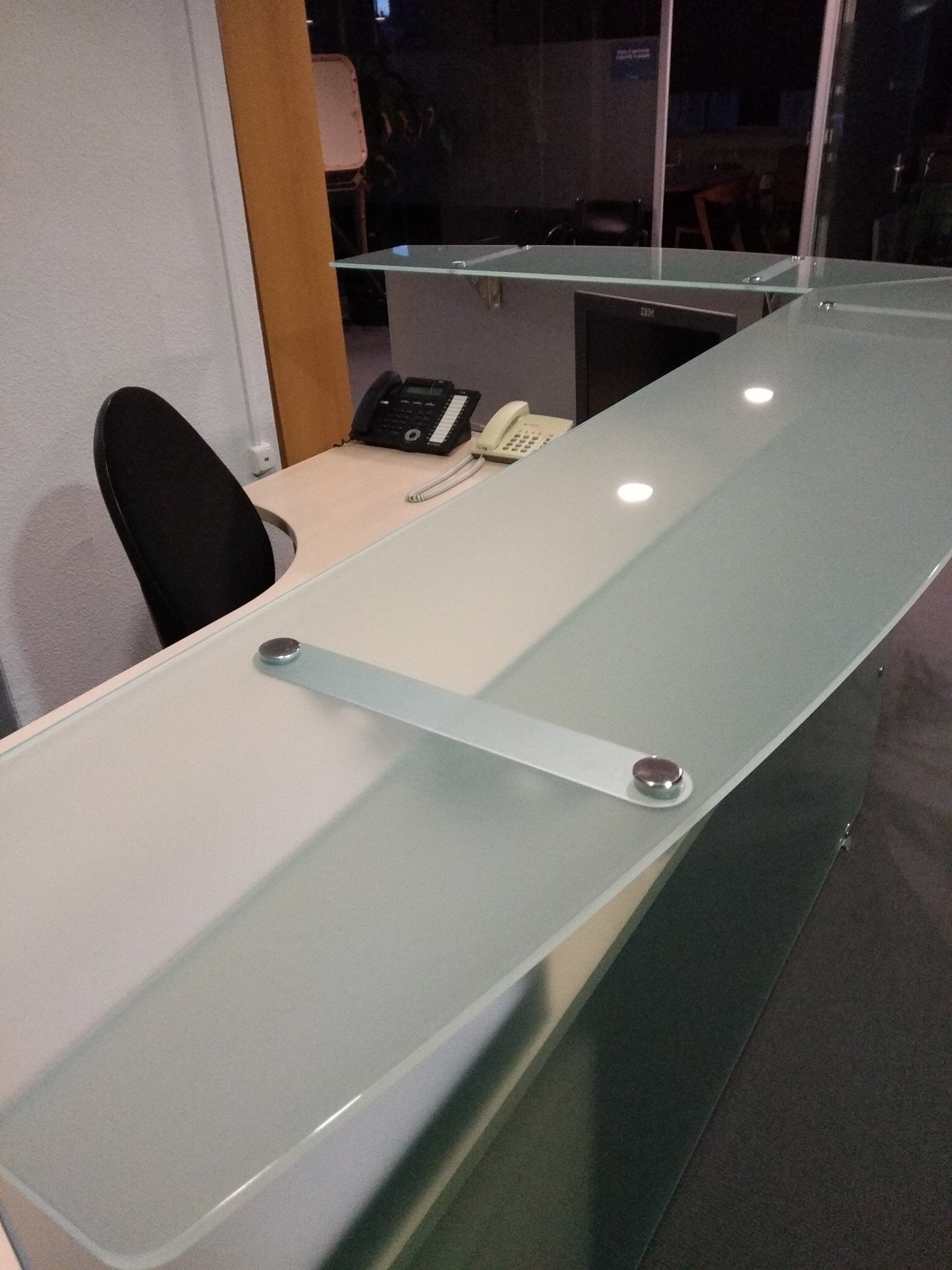 Mostrador con frente de cristal. - Madrid