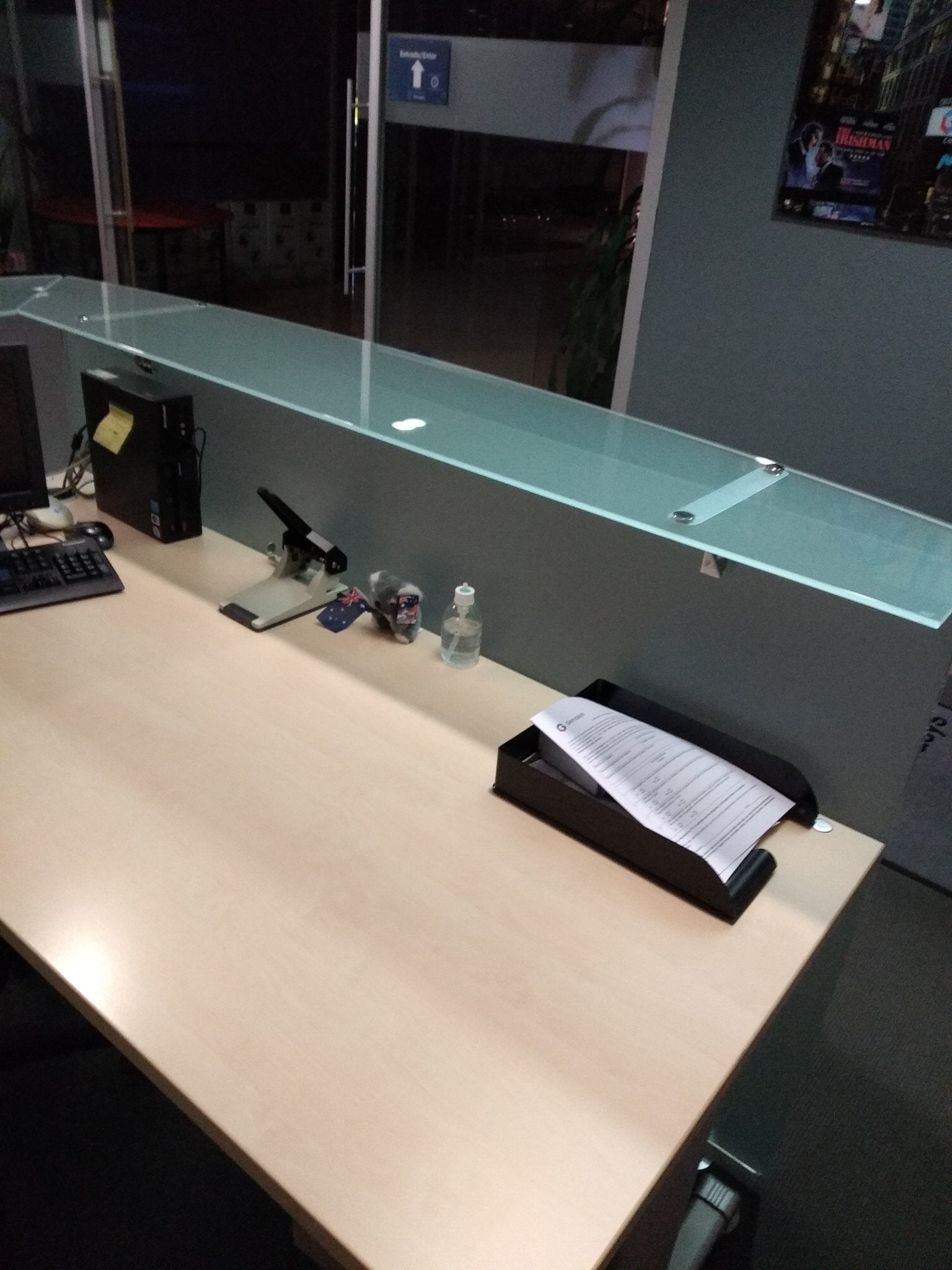 Mostrador con frente de cristal. - Madrid