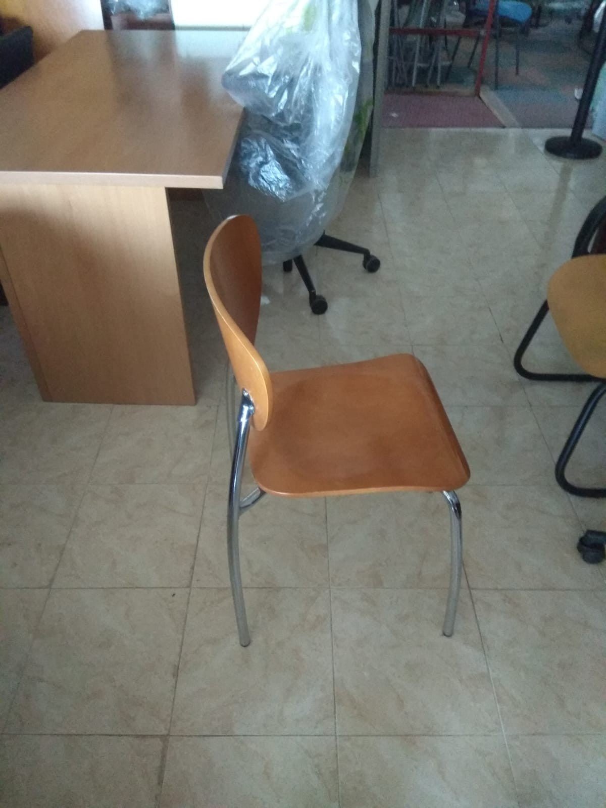 Silla fija de madera. - Madrid