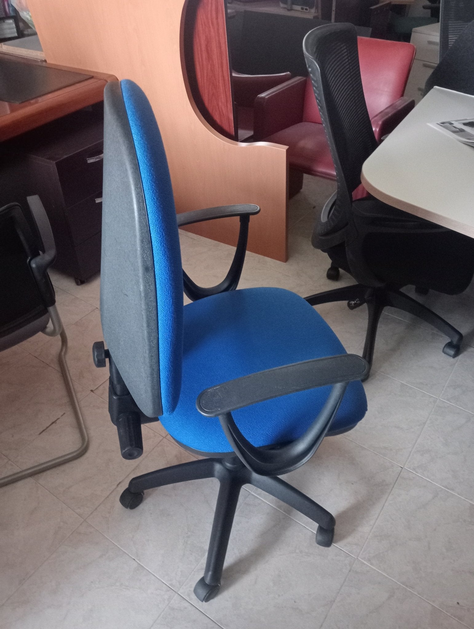 Silla giratoria contacto permanente. - Madrid