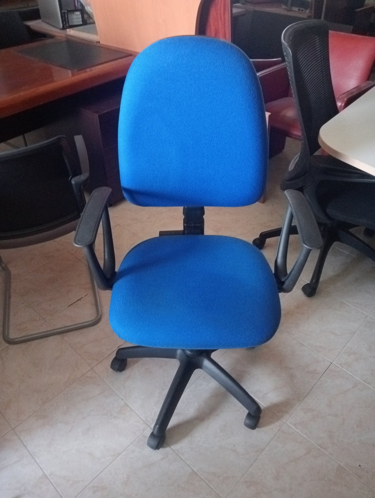 Silla giratoria contacto permanente. - Madrid